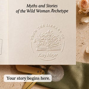 Peut inclure: Livre cr&egrave;me avec texte en relief : "Myths and Stories of the Wild Woman Archetype." La couverture pr&eacute;sente un motif floral et les mots "From the Library of Kacy Moyer." Le texte "Your story begins here" est &eacute;galement visible.