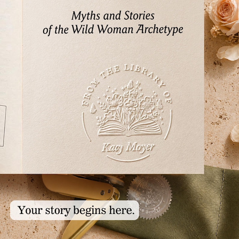 Peut inclure: Livre cr&egrave;me avec texte en relief : "Myths and Stories of the Wild Woman Archetype." La couverture pr&eacute;sente un motif floral et les mots "From the Library of Kacy Moyer." Le texte "Your story begins here" est &eacute;galement visible.