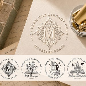 Op de afbeelding: Een metalen embosser die een verhoogde afdruk maakt op crèmekleurig papier met de letter M in een sierlijk ruitvormig kader en de tekst FROM THE LIBRARY OF MADELINE GRACE. Daaronder staan vier ronde zwarte stempelontwerpen op een wit label.