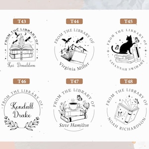 Peut inclure: Six tampons de biblioth&egrave;que circulaires avec l'inscription "From The Library Of" et diverses illustrations. Chaque tampon pr&eacute;sente un nom diff&eacute;rent, notamment Kai Donaldson, Virginia Miller, Savannah Swihart, Kendall Drake, Steve Hamilton et Noah Richardson.