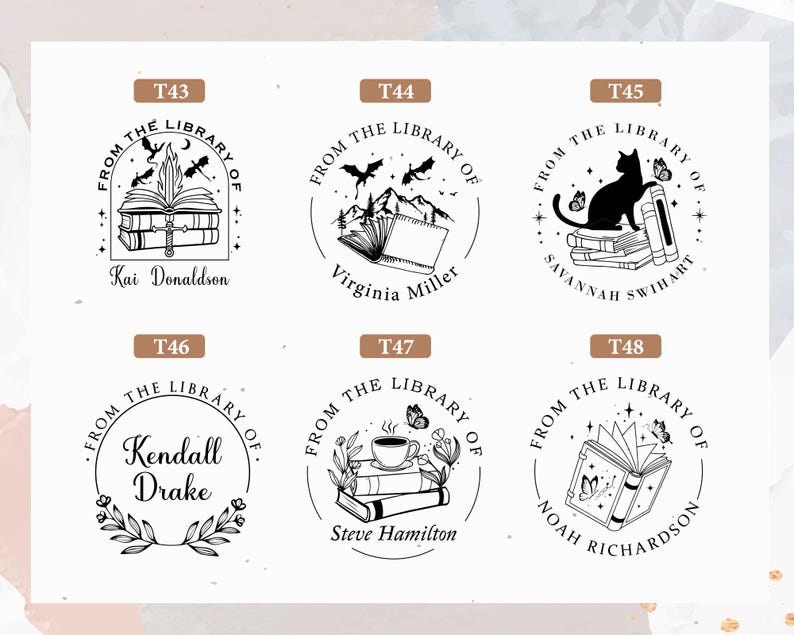 Peut inclure: Six tampons de biblioth&egrave;que circulaires avec l'inscription "From The Library Of" et diverses illustrations. Chaque tampon pr&eacute;sente un nom diff&eacute;rent, notamment Kai Donaldson, Virginia Miller, Savannah Swihart, Kendall Drake, Steve Hamilton et Noah Richardson.