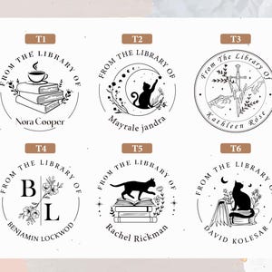 Peut inclure: Six tampons de biblioth&egrave;que circulaires avec diff&eacute;rents motifs. Chaque tampon porte l'inscription "FROM THE LIBRARY OF" et un nom personnalis&eacute;. Les motifs comprennent un chat, des livres, une &eacute;p&eacute;e et des &eacute;l&eacute;ments floraux. Les tampons sont en noir et blanc.