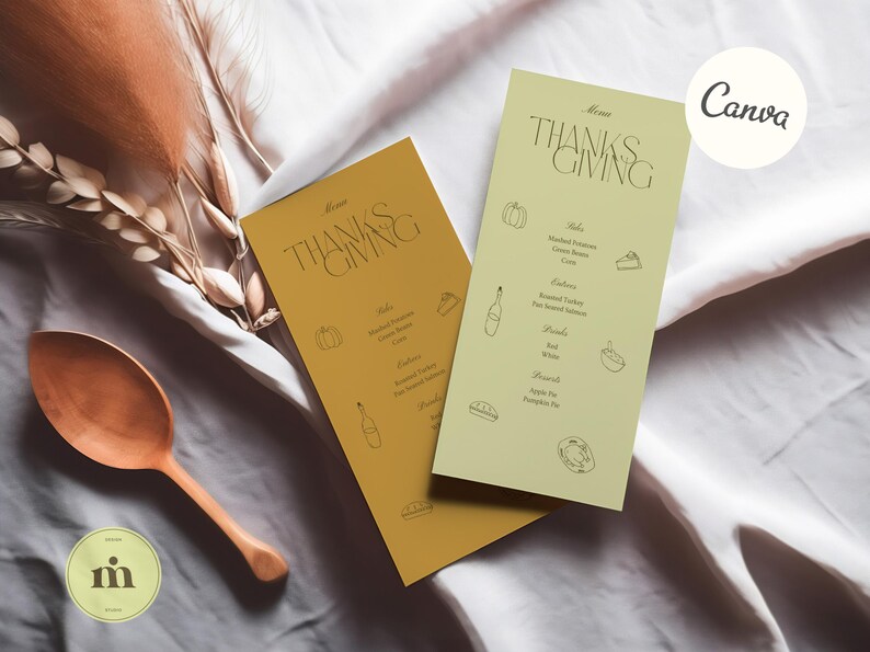 K&ouml;nnte beinhalten: Zwei Thanksgiving-Men&uuml;karten mit goldfarbenem und gr&uuml;nem Hintergrund. Die Karten zeigen den Text "THANKSGIVING" in einer modernen Schriftart und eine Liste von Gerichten, darunter Truthahn, Kartoffelp&uuml;ree, Preiselbeer-Sauce und K&uuml;rbiskuchen.