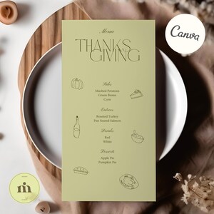 K&ouml;nnte beinhalten: Eine gr&uuml;ne Speisekarte mit dem Text "THANKSGIVING" in einer dekorativen Schriftart. Die Speisekarte listet Gerichte f&uuml;r ein Thanksgiving-Dinner auf, darunter Kartoffelp&uuml;ree, gr&uuml;ne Bohnen, Mais, gebratener Truthahn, gebratenen Lachs, Rot- und Wei&szlig;wein, Apfelkuchen und K&uuml;rbiskuchen.