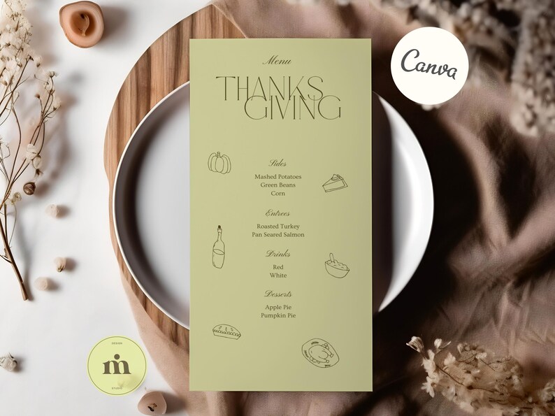 K&ouml;nnte beinhalten: Eine gr&uuml;ne Speisekarte mit dem Text "THANKSGIVING" in einer dekorativen Schriftart. Die Speisekarte listet Gerichte f&uuml;r ein Thanksgiving-Dinner auf, darunter Kartoffelp&uuml;ree, gr&uuml;ne Bohnen, Mais, gebratener Truthahn, gebratenen Lachs, Rot- und Wei&szlig;wein, Apfelkuchen und K&uuml;rbiskuchen.