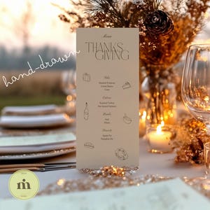 K&ouml;nnte beinhalten: Ein handgezeichnetes Thanksgiving-Men&uuml; auf einer beigefarbenen Karte mit einer Liste von Gerichten, darunter Kartoffelp&uuml;ree, gr&uuml;ne Bohnen, Mais, Truthahn, F&uuml;llung, Brot, Salat, Wei&szlig;wein und Kuchen. Das Men&uuml; befindet sich auf einem Tisch mit Kerzen, Tellern und einem Glas Wein.