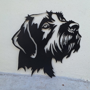 Könnte beinhalten: Schwarze Metallsilhouette eines Hundekopfes, möglicherweise ein Deutsch Drahthaar, mit detailliertem Profil und strukturiertem Fell.