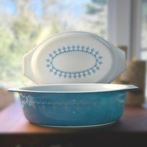 Vintage Pyrex Snowflake Garland 2.5 Qt Casserole Dish with Milk Glass Lid