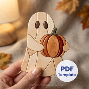 Pode incluir: Uma figura de fantasma de madeira segurando uma abóbora, feita de madeira clara com olhos de madeira escura e um caule verde. A abóbora apresenta segmentos de madeira laranja e castanho-avermelhado. Um adesivo branco circular exibe PDF Template.