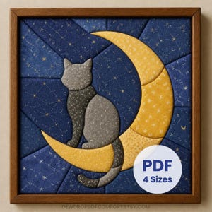 Op de afbeelding: Een vierkant stoffen wandkunstwerk in een bruine houten lijst met een grijze kat die op een gele maansikkel zit tegen een donkerblauwe sterrenhemel. Een witte cirkelvormige afbeelding toont de tekst PDF 4 Sizes.