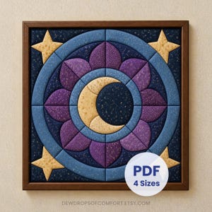 Può includere: Un'opera d'arte murale quadrata in una cornice di legno scuro con un motivo trapuntato circolare, una mezzaluna gialla centrale, petali viola, anelli blu e quattro stelle gialle su uno sfondo blu scuro punteggiato. Testo PDF 4 Sizes.
