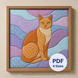 Pode incluir: Uma peça de arte de parede quadrada emoldurada apresentando um gato laranja estilo patchwork com olhos verdes, sobre um fundo de tiras de tecido onduladas e estampadas em tons de azul e roxo. Um círculo branco exibe o texto PDF 4 Sizes.
