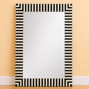 Cornice per specchio realizzata a mano con intarsi in osso e motivo a cascata e strisce.