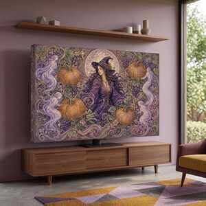 Peut inclure: Un téléviseur mural rectangulaire affichant une illustration détaillée d'une sorcière en robe et chapeau violets, entourée de citrouilles orange, de raisins violets et de silhouettes éthérées sur fond de grande lune circulaire.