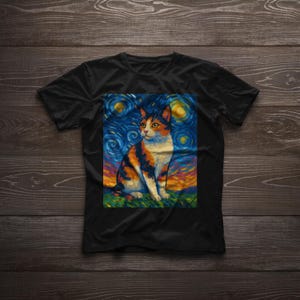 以下が含まれることがあります： 黒いTシャツ。ゴッホの「星月夜」風の猫のカラフルな絵が特徴です。猫はオレンジ、黒、白の毛並みで、渦巻く青と黄色の夜空を背景にしています。猫は緑の草の上に座っています。