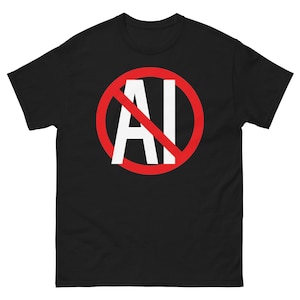 Op de afbeelding: Zwart T-shirt met een rode cirkel en een diagonale lijn door de witte letters "AI". De afbeelding staat in het midden van de voorkant. Het shirt heeft korte mouwen en een ronde hals.