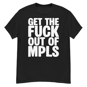 Może przedstawiać: Czarny t-shirt z białym napisem "GET THE FUCK OUT OF MPLS" pogrubioną czcionką bezszeryfową. Koszulka ma klasyczny okrągły dekolt, odpowiedni do noszenia na co dzień.