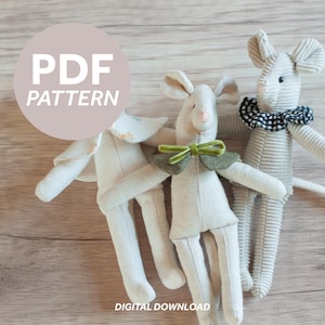 Könnte beinhalten: Drei handgefertigte Stoffmäuse in Creme- und Grautönen. Eine Maus hat eine grüne Fliege, eine andere einen schwarz-weiß karierten Kragen. Das Bild enthält den Text "PDF PATTERN" und "DIGITAL DOWNLOAD".