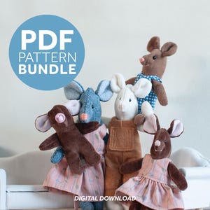 Könnte beinhalten: Eine Sammlung handgefertigter Stoffmauspuppen in verschiedenen Outfits, darunter Kleider und Latzhosen. Die Puppen sind braun, blau und weiß, mit großen Ohren. Ein blauer Kreis mit dem Text "PDF PATTERN BUNDLE" befindet sich im Hintergrund. Die Worte "DIGITAL DOWNLOAD" sind ebenfalls sichtbar.