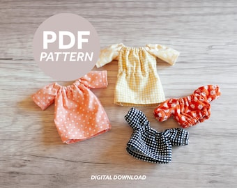 Puede incluir: Cuatro prendas de muñeca en miniatura en varios patrones y colores, incluyendo un top melocotón con lunares blancos, un vestido de cuadros amarillos, un top a cuadros blanco y negro y un top floral naranja. La imagen incluye el texto "PDF PATTERN" y "DIGITAL DOWNLOAD".