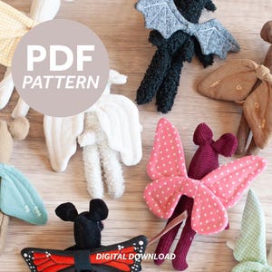 Könnte beinhalten: Eine Sammlung handgefertigter Stoff-Schmetterlings- und Fledermaus-Plüschtiere in verschiedenen Farben. Die Flügel weisen Punkte, Vichy-Muster und unifarbene Farben auf. Das Bild enthält den Text "PDF PATTERN" und "DIGITAL DOWNLOAD".