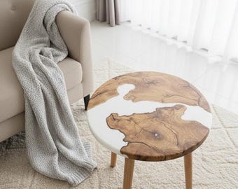 Handgefertigter Couchtisch aus Olivenholz & Epoxidharz | Moderne Metallbasis