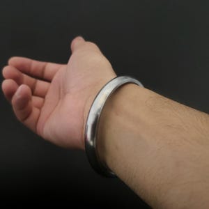 10mm Jointless Sarbloh Sikh Kada – Pure Iron | Oval Shape | Handmade | Unisex Kada for Men and Women