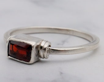 Simple Vintage Modern sterling & garnet ring, sz 8