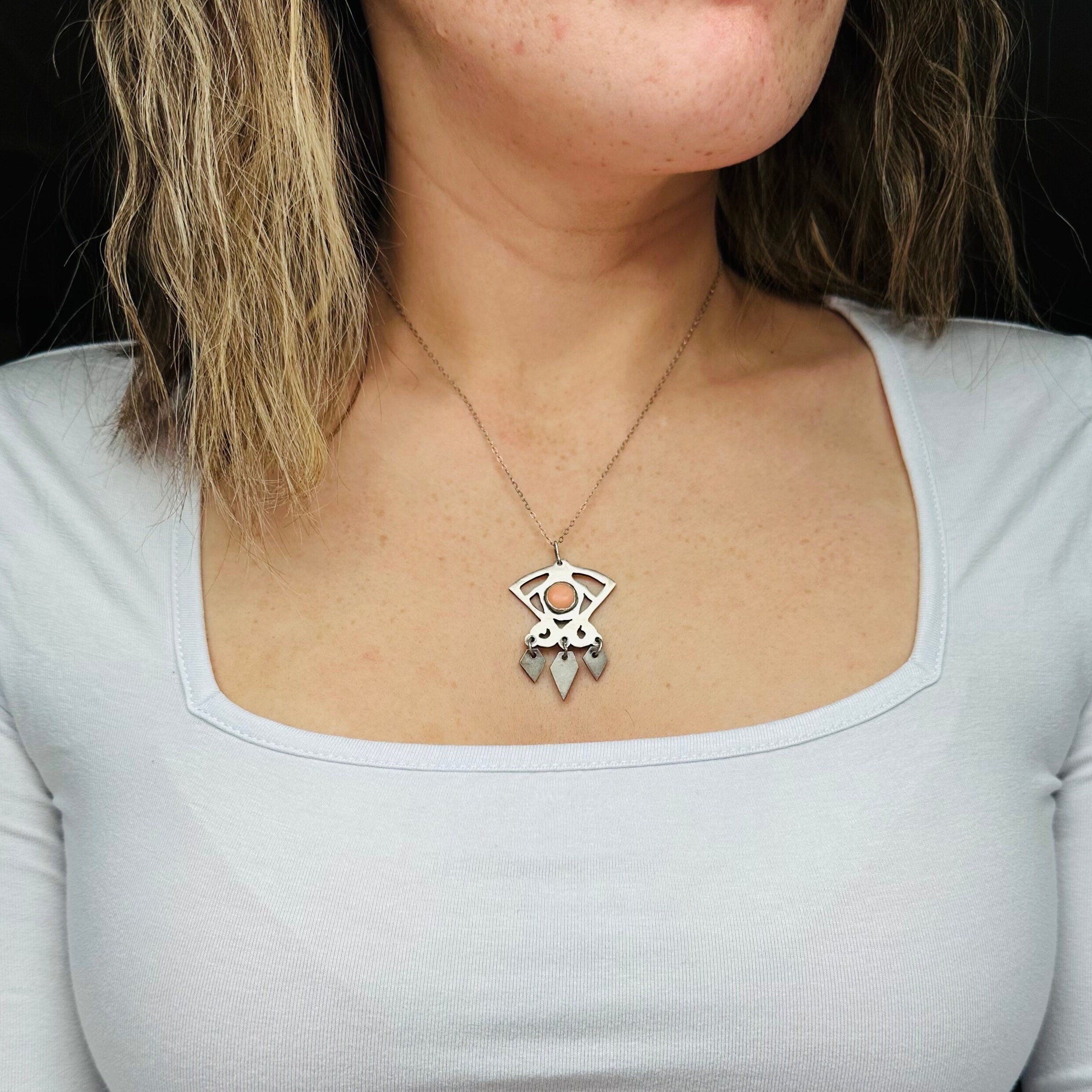 Pendentif Ancien En Corail Orange Sur Collier Plaqué Argent - Style Art Déco - Occasion