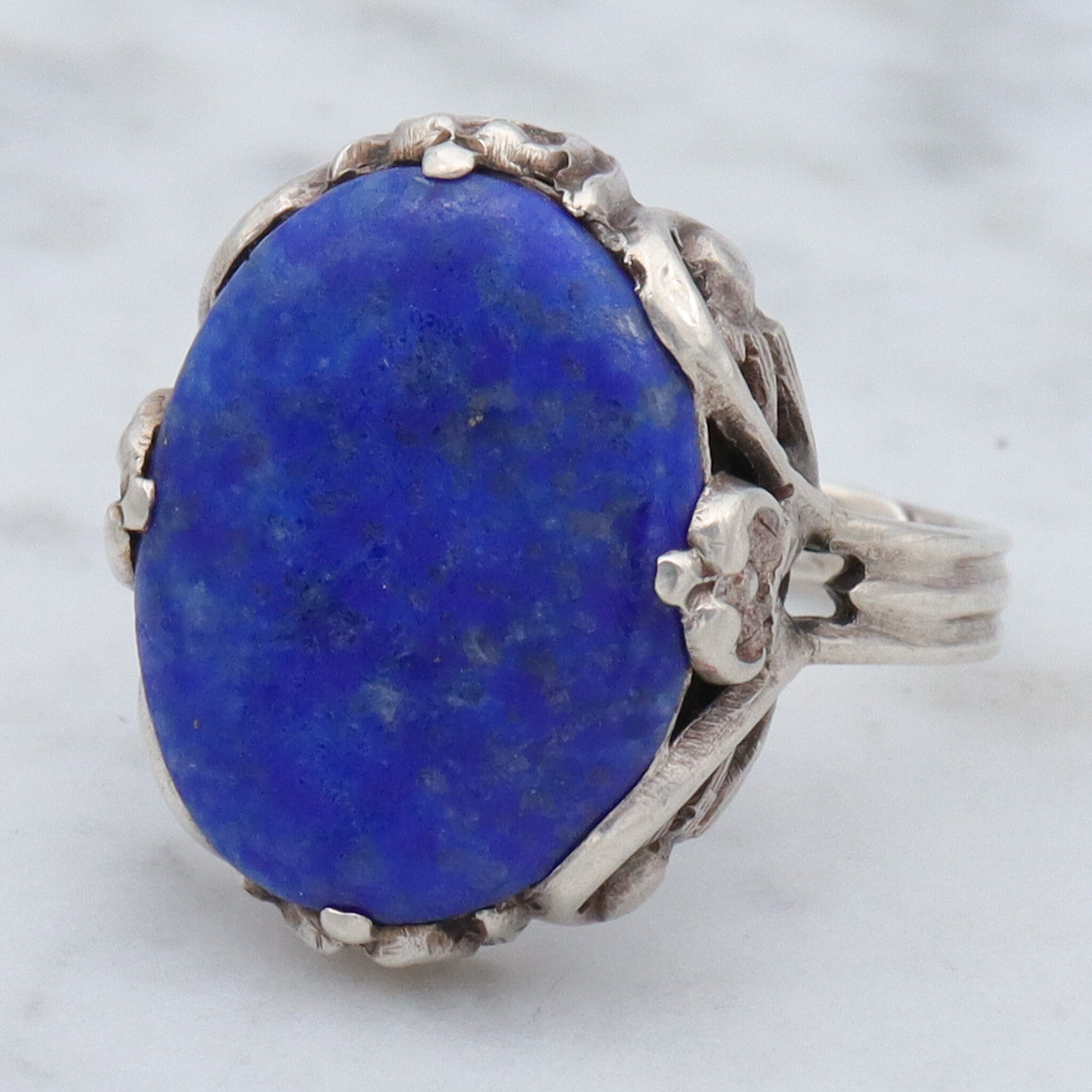 Bague en pierre d'opale éthiopienne cabochon de forme ovale Bague en pierre d'opale éthiopienne cabochon de forme ovale