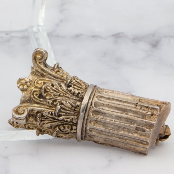 Spilla a colonna greca corinzia in argento dorato .835
