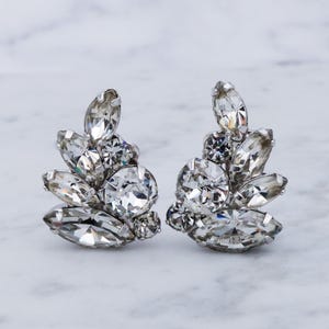 Retro Weiss silver tone rhinestone clip on earrings