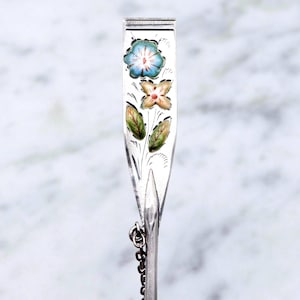 Broche de solapa con jabot antiguo de plata esterlina con flores esmaltadas de W.G. Clark & Co.