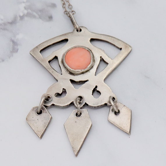 Pendentif Ancien En Corail Orange Sur Collier Plaqué Argent - Style Art Déco - Occasion