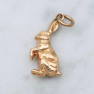 Vintage 9k gold seated rabbit charm pendant