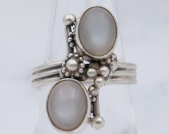 Vintage sterling & white cats eye stone ring, sz 6.25