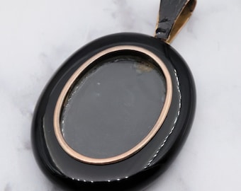 Antique victorian 18K gold and onyx mourning locket