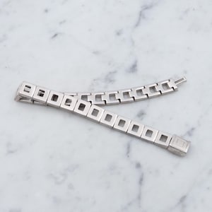 Pulsera moderna de eslabones cuadrados abiertos en plata de ley cepillada