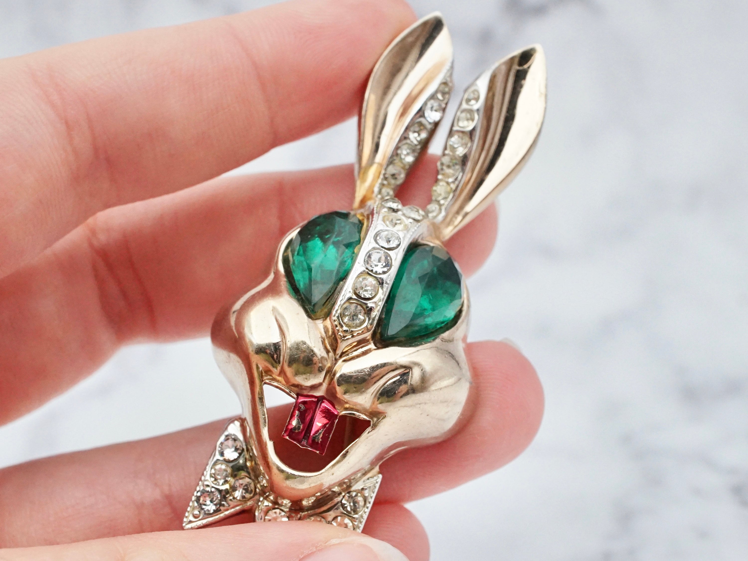Karu brooch discount