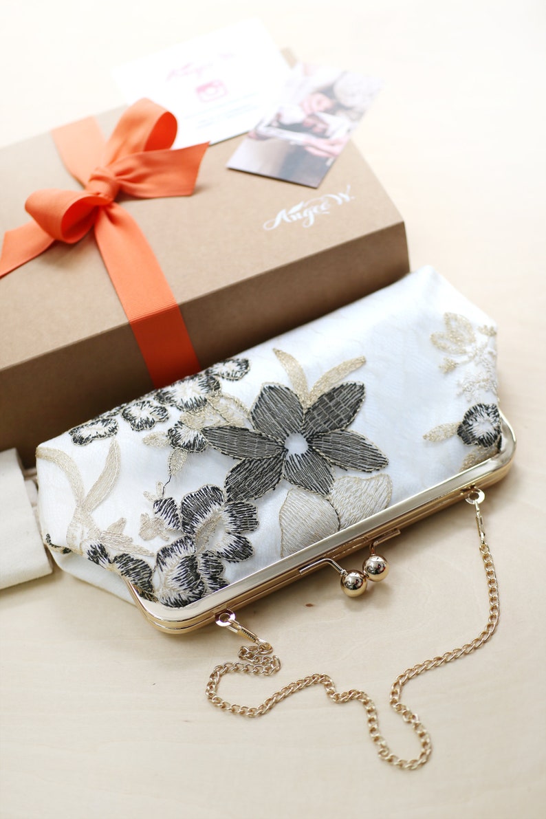 Embrague de foto de encaje bordado en blanco y dorado negro para novias, damas de honor, madre de la novia y el novio, bolso de noche / bolso personalizado imagen 1