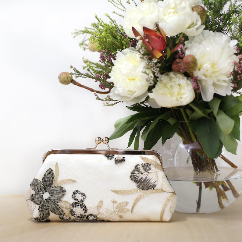 Embrague de foto de encaje bordado en blanco y dorado negro para novias, damas de honor, madre de la novia y el novio, bolso de noche / bolso personalizado imagen 2