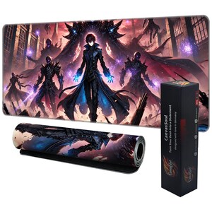 Könnte beinhalten: Ein großes rechteckiges Mauspad mit einem Fantasy-Art-Design. Das Design zeigt eine zentrale Figur mit blauen Energieeffekten, umgeben von anderen Figuren in einer dunklen, gotischen Umgebung. Das aufgerollte Pad und die Verpackung sind ebenfalls sichtbar.