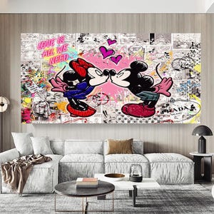 Può includere: Un'illustrazione di cartoni animati colorata di Topolino e Minnie Mouse che si baciano. Lo sfondo è un collage di pannelli di fumetti con il testo "Love is all we need" in lettere rosa.