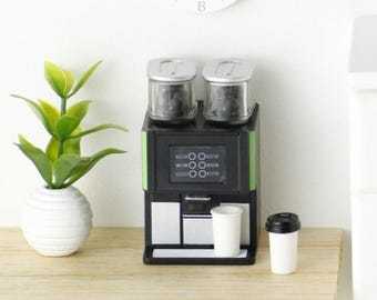 Máquina de café em miniatura para casa de bonecas com xícaras