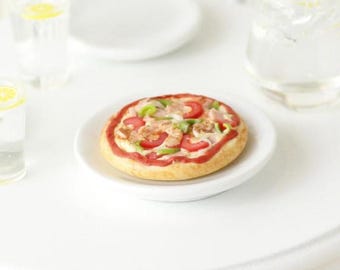 Dollhouse Miniature Pizza with the Lot 1:12 scale