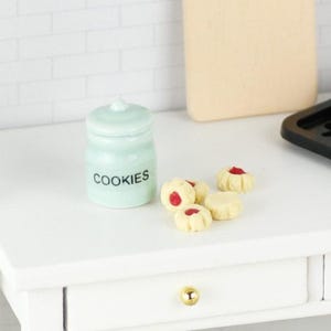 Tarro de galletas verde en miniatura para casa de muñecas con galletas de mermelada, escala 1:12