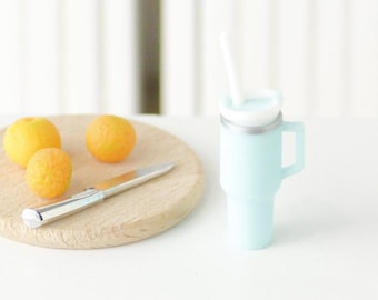 Vaso de bebida jumbo azul en miniatura para casa de muñecas