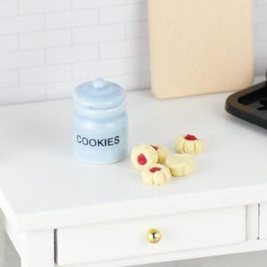 Tarro de galletas azul en miniatura para casa de muñecas con 5 galletas de mermelada, escala 1:12