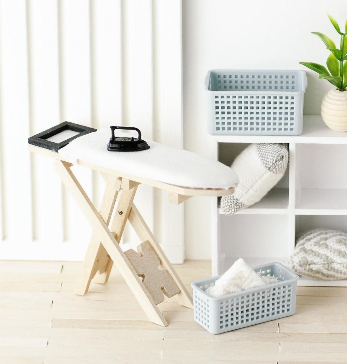 Plancha y tabla de planchar en miniatura para casa de muñecas