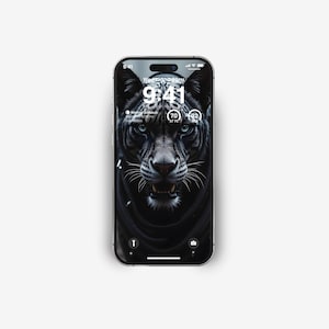 Puede incluir: Una pantalla de tel&eacute;fono en blanco y negro que muestra un primer plano de una pantera negra gru&ntilde;endo con un pecho blanco. La hora es 9:41 PM y el d&iacute;a es mi&eacute;rcoles. La pantalla del tel&eacute;fono tambi&eacute;n muestra una notificaci&oacute;n para "Walking Gibson" y dos iconos circulares con los n&uacute;meros 70 y 92.